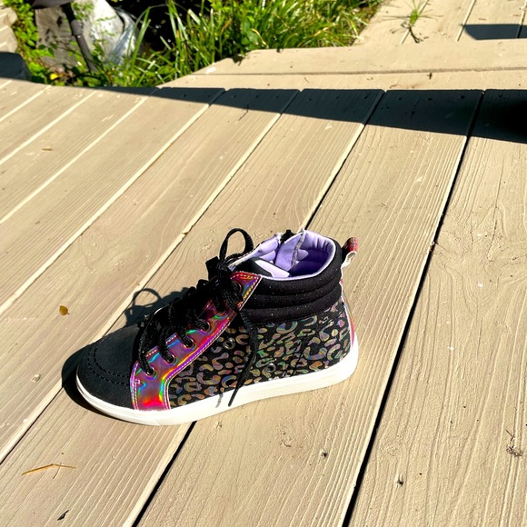 Kid’s High-top Tennis Shoes, size 4 - Picture 3 of 8